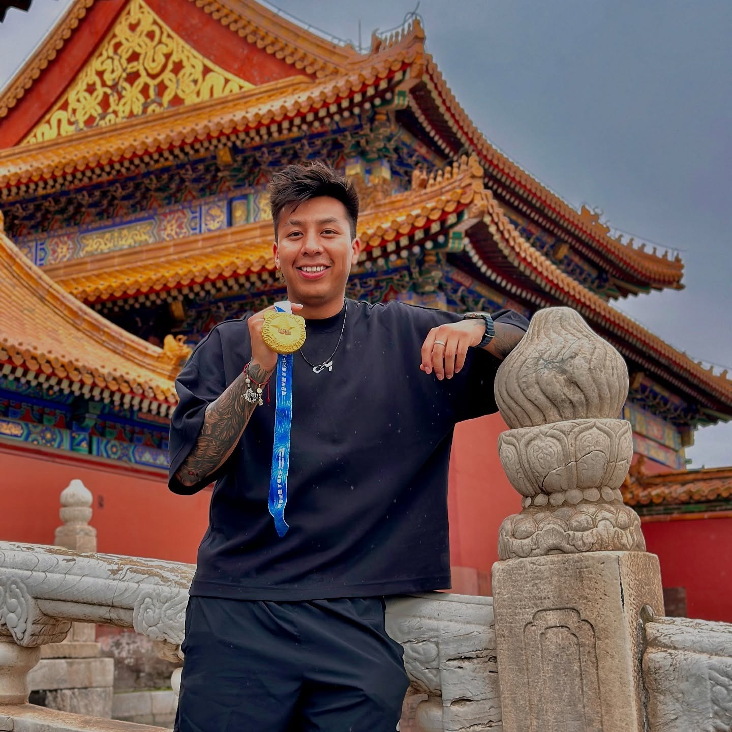 Conrrado Moscoso celebrando su título en China