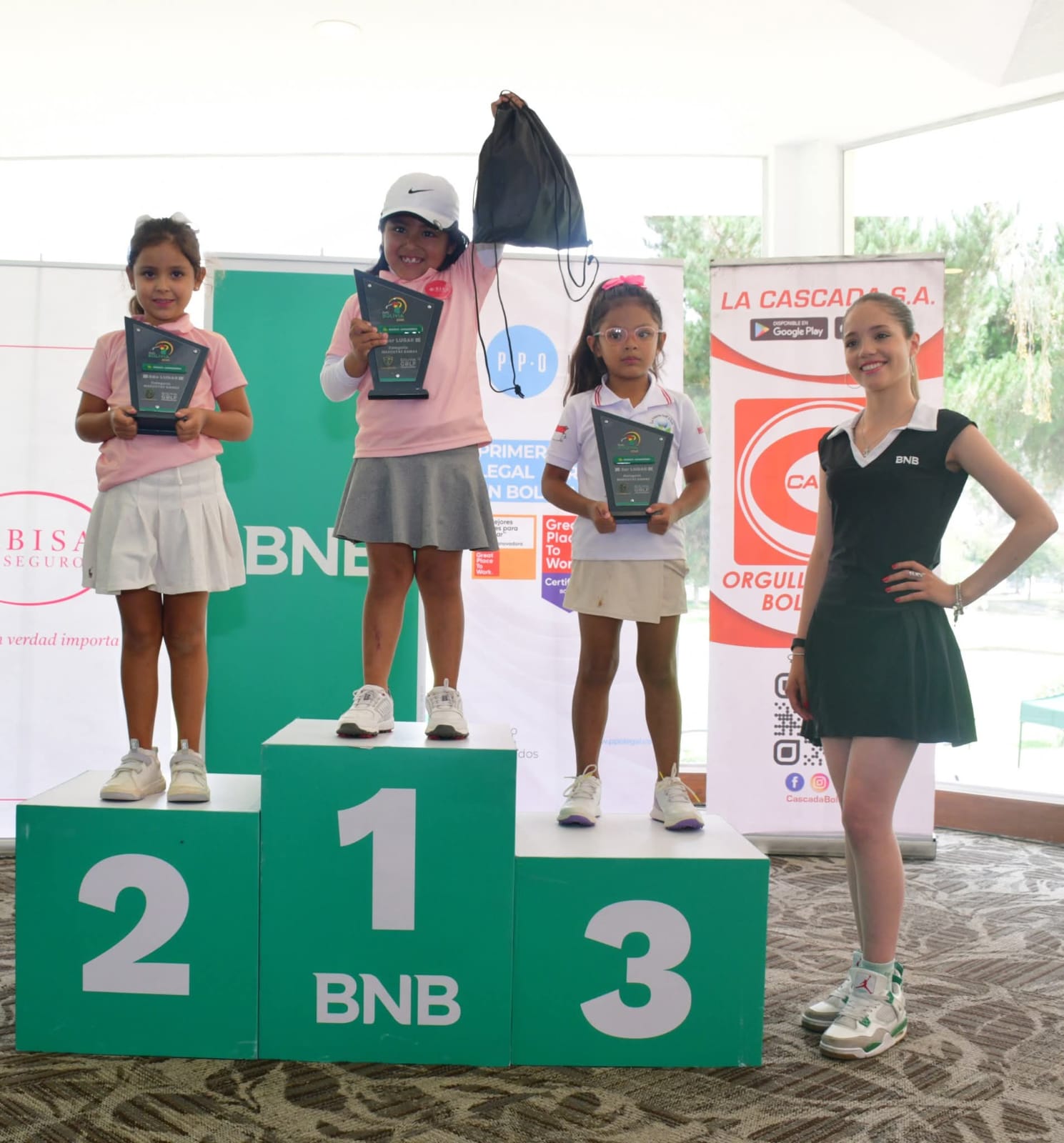 Niños y niñas participando en el Torneo Nacional Infantil de Golf en La Paz