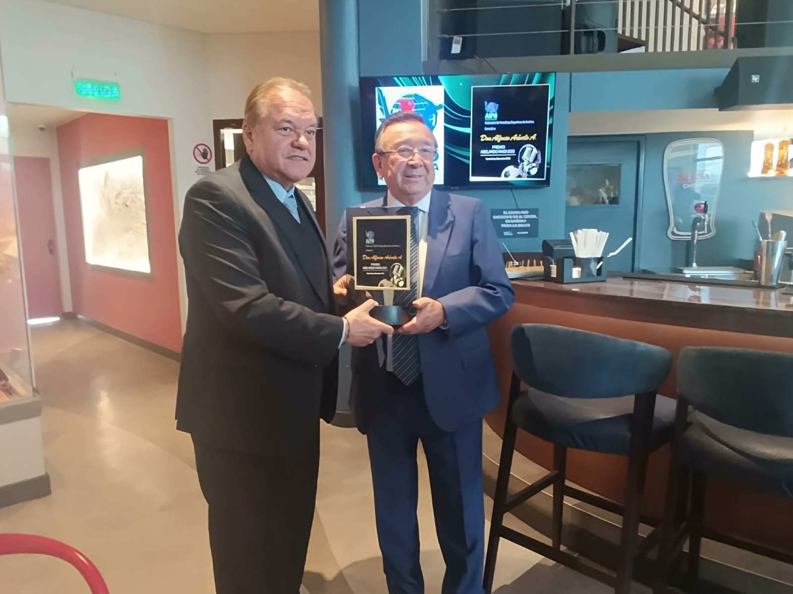 Alfonso Toto Arévalo recibiendo el Premio Abelardo Raidi 2025